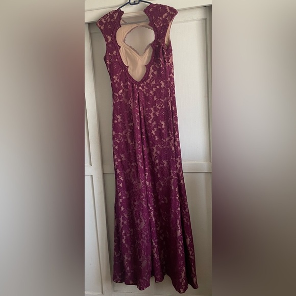 Xscape Cutout Lace Purple Gown. Pre-Owned. - Picture 5 of 9
